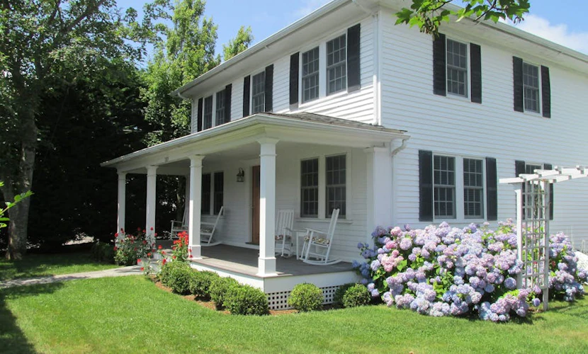 Bright spacious downtown home; walk to beach & lighthouse