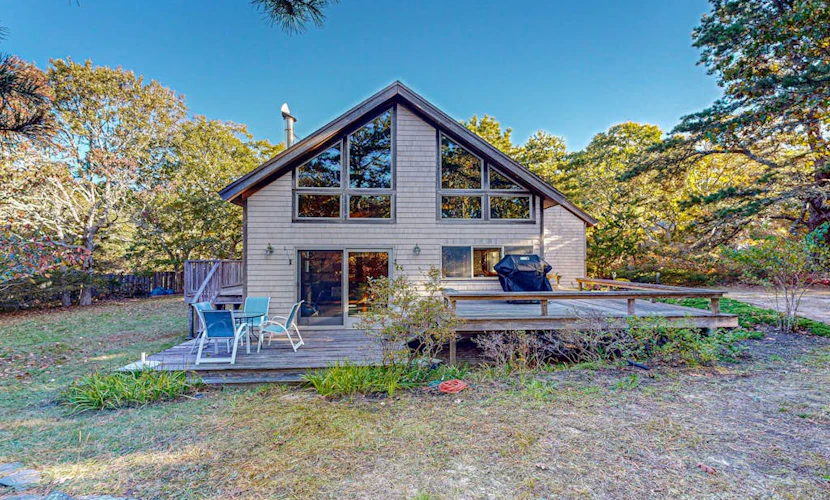 Centrally located Island getaway with bike path access, patio, W/D, & games