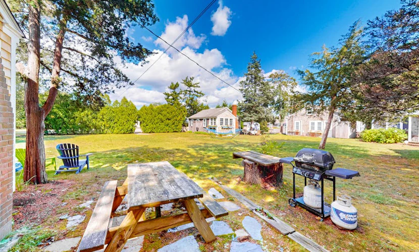 Dog-friendly beach cottage on Harwich's main street with large lawn