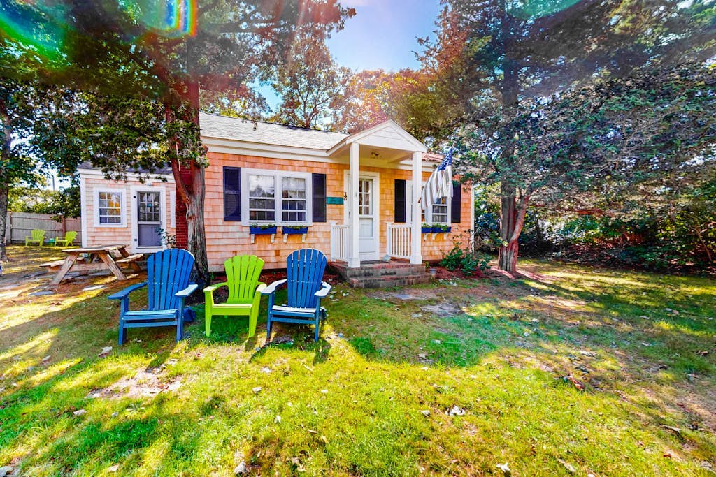 Dog-friendly beach cottage on Harwich's main street with large lawn