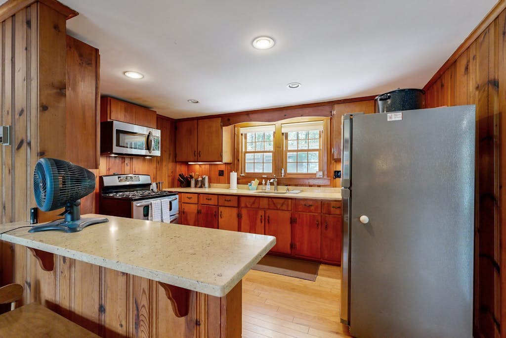 Newly updated lakefront cottage with screened porch, large yard & kayaks