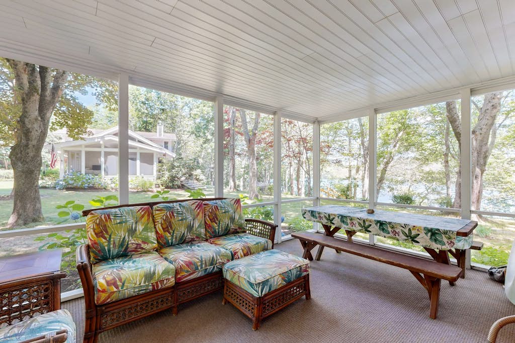 Newly updated lakefront cottage with screened porch, large yard & kayaks