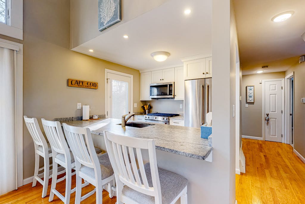 New Seabury home, spacious deck, outdoor shower, near Golf club