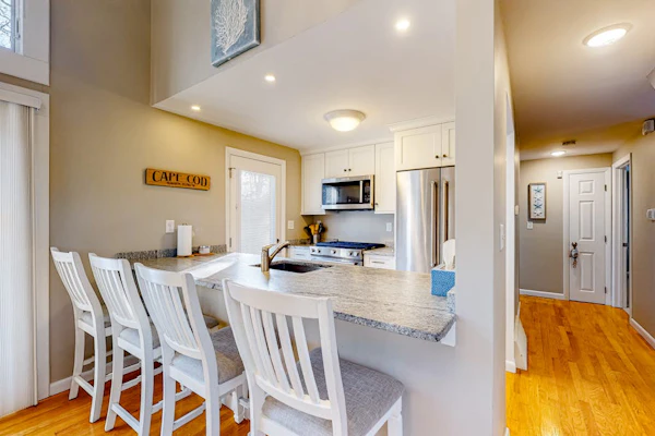 New Seabury home, spacious deck, outdoor shower, near Golf club