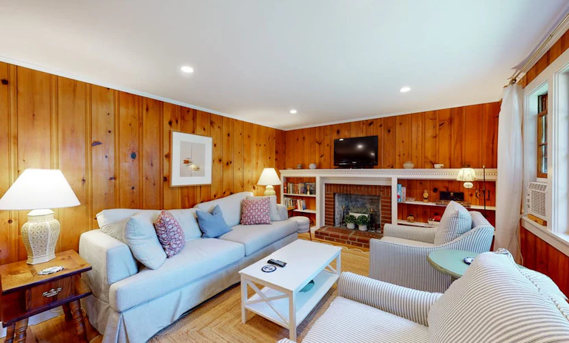 Dog-friendly cottage with great yard & 3 bikes - 1/2 mile to Earle Road Beach