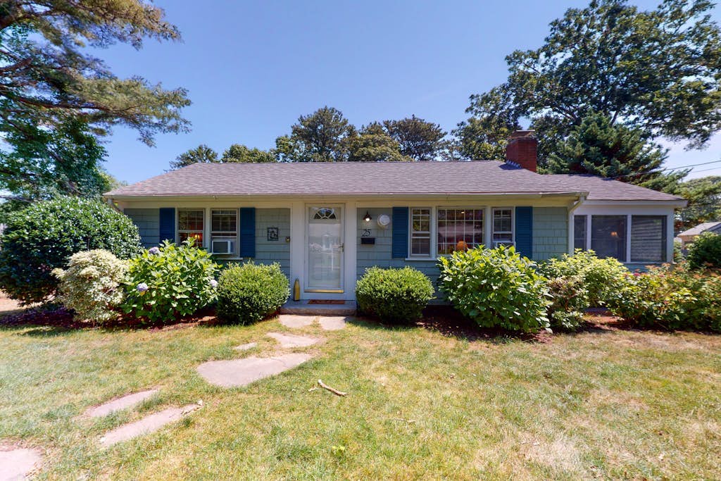 Dog-friendly cottage with great yard & 3 bikes - 1/2 mile to Earle Road Beach