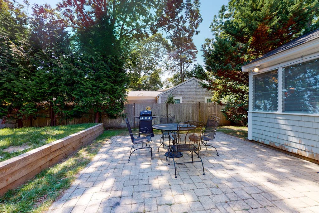 Dog-friendly cottage with great yard & 3 bikes - 1/2 mile to Earle Road Beach