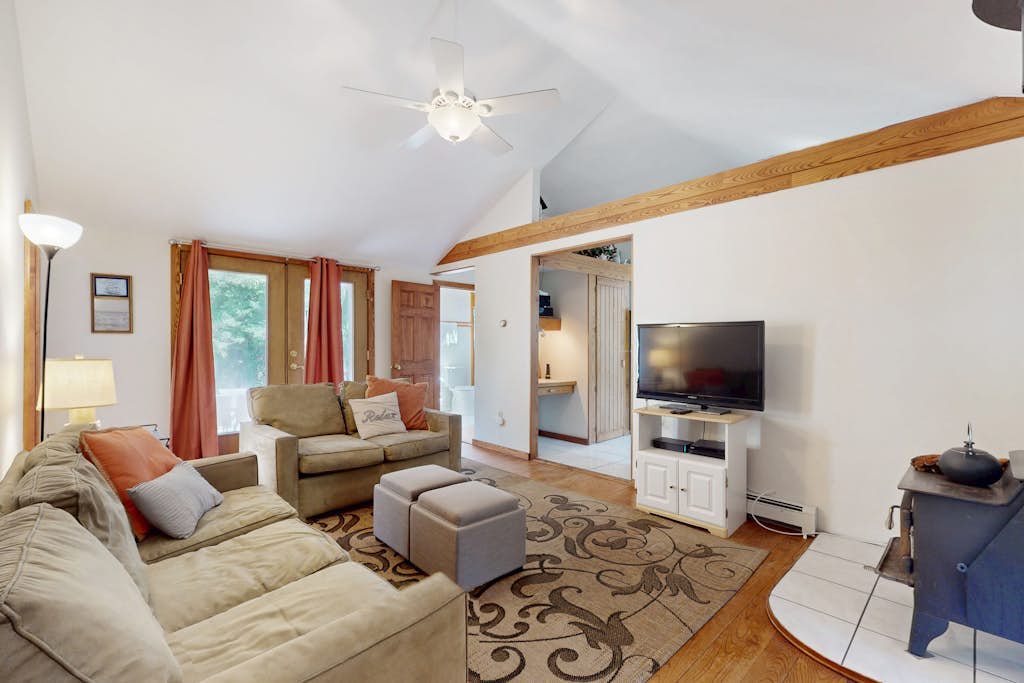 Charming dog-friendly home with large yard & WiFi - walk to beach & Great Pond