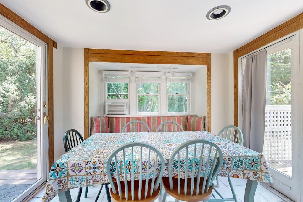 Charming dog-friendly home with large yard & WiFi - walk to beach & Great Pond
