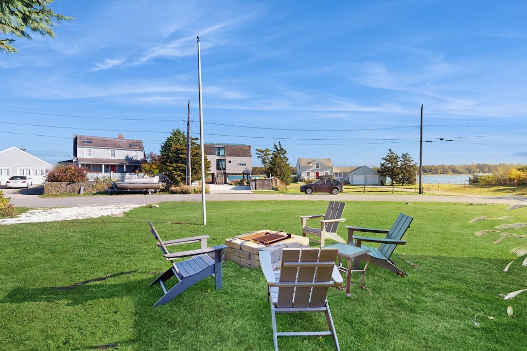 Peaceful waterview retreat with sunroom, AC, grill & amazing outdoor space