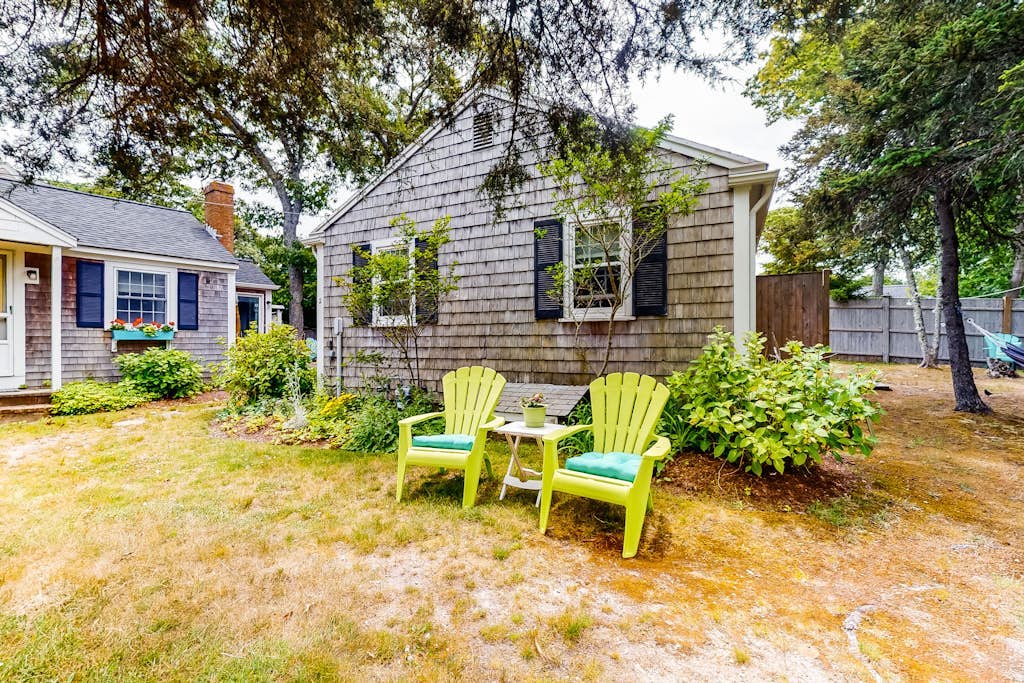 Cape-style cottage in a small village community w/ an outdoor shower