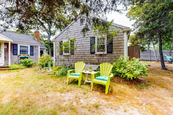 Cape-style cottage in a small village community w/ an outdoor shower