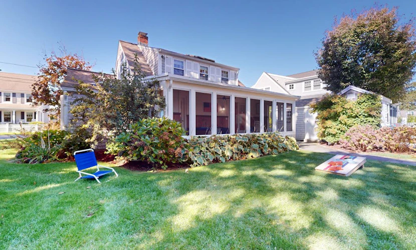 Quaint coastal home with fast WiFi, W/D, skylights, and outdoor grilling
