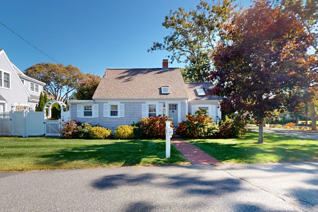 Quaint coastal home with fast WiFi, W/D, skylights, and outdoor grilling