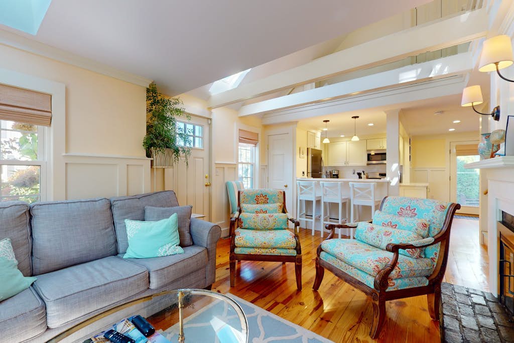 Quaint coastal home with fast WiFi, W/D, skylights, and outdoor grilling