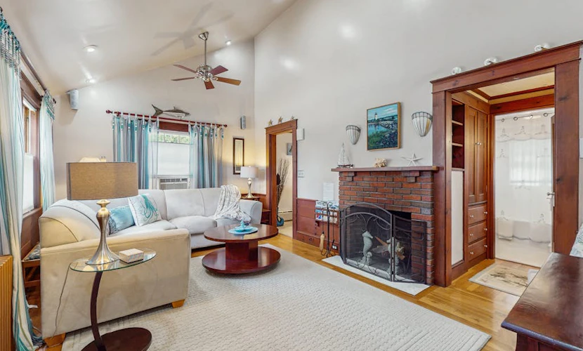 Great location! walk to restaurants, shops, ferries; close to beach & bike trail