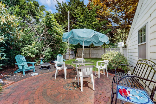 Great location! walk to restaurants, shops, ferries; close to beach & bike trail