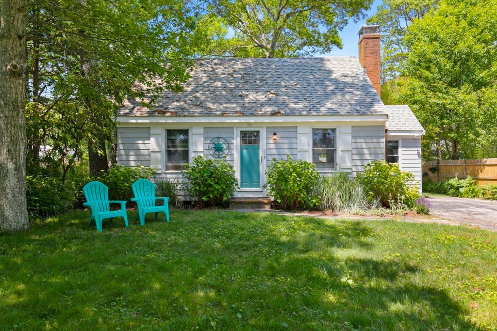 Peaceful Great Pond getaway with private yard, patio, AC & family-friendly games