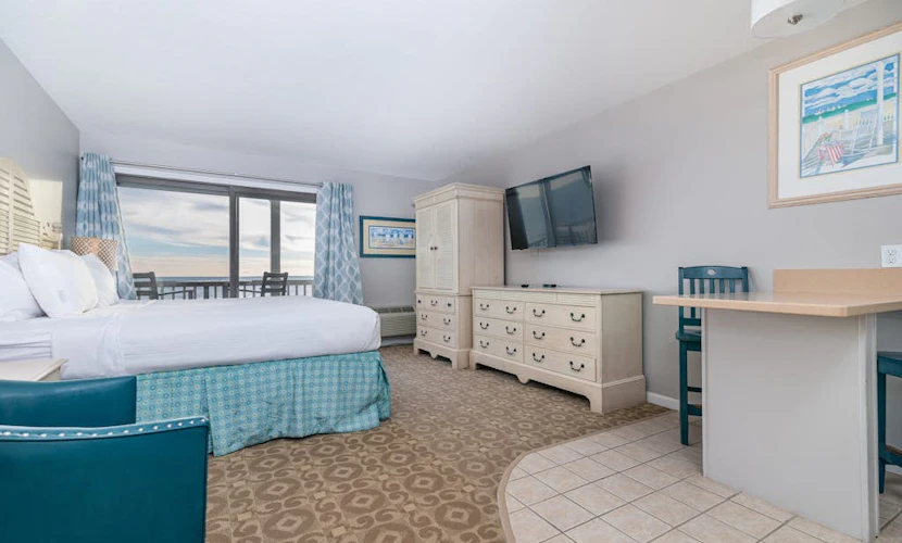 Oceanfront suite with bay-view balcony, full kitchen, AC & firepit