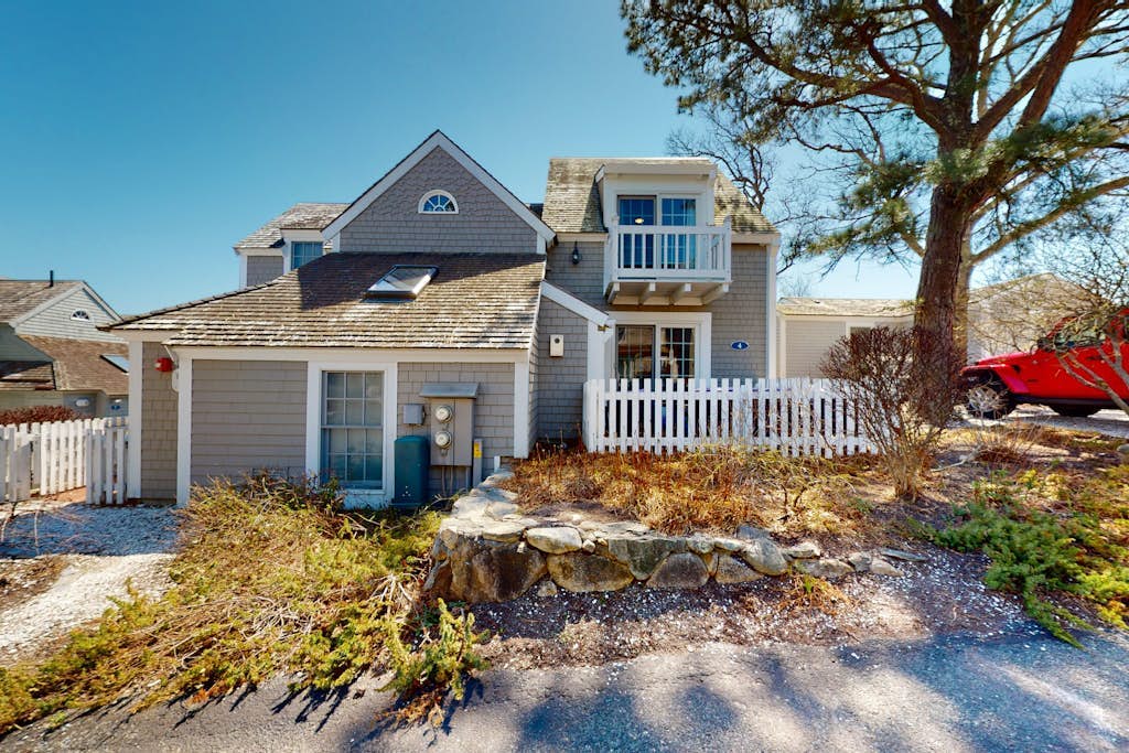 Coastal townhome with easy beach access, beach gear, balconies, grill, W/D, & AC