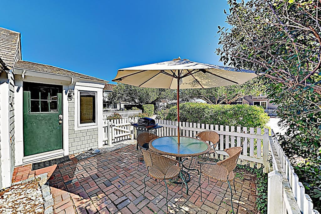 Cape Cod cottage with patio - near golf, 100 yards to private Mashpee Beach