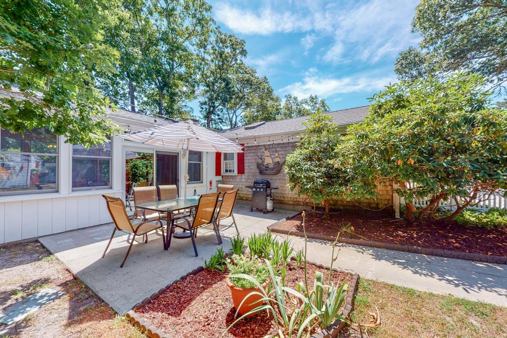 Coastal home w/ central AC & fenced yard - five-minute walk to Earle Road Beach