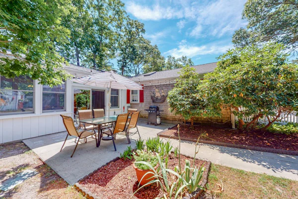 Coastal home w/ central AC & fenced yard - five-minute walk to Earle Road Beach