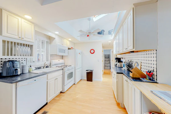 Coastal home w/ central AC & fenced yard - five-minute walk to Earle Road Beach