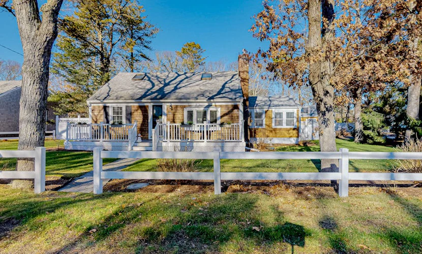 Sophisticated home with lovely guest house - walk to beach & restaurants