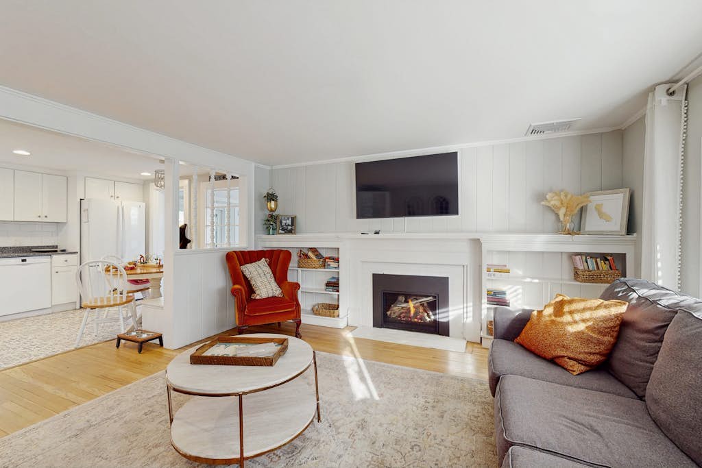Sophisticated home with lovely guest house - walk to beach & restaurants