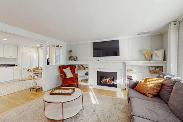 Sophisticated home with lovely guest house - walk to beach & restaurants