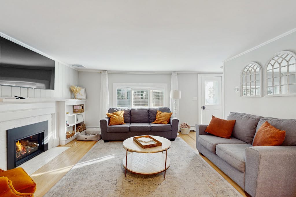 Sophisticated home with lovely guest house - walk to beach & restaurants