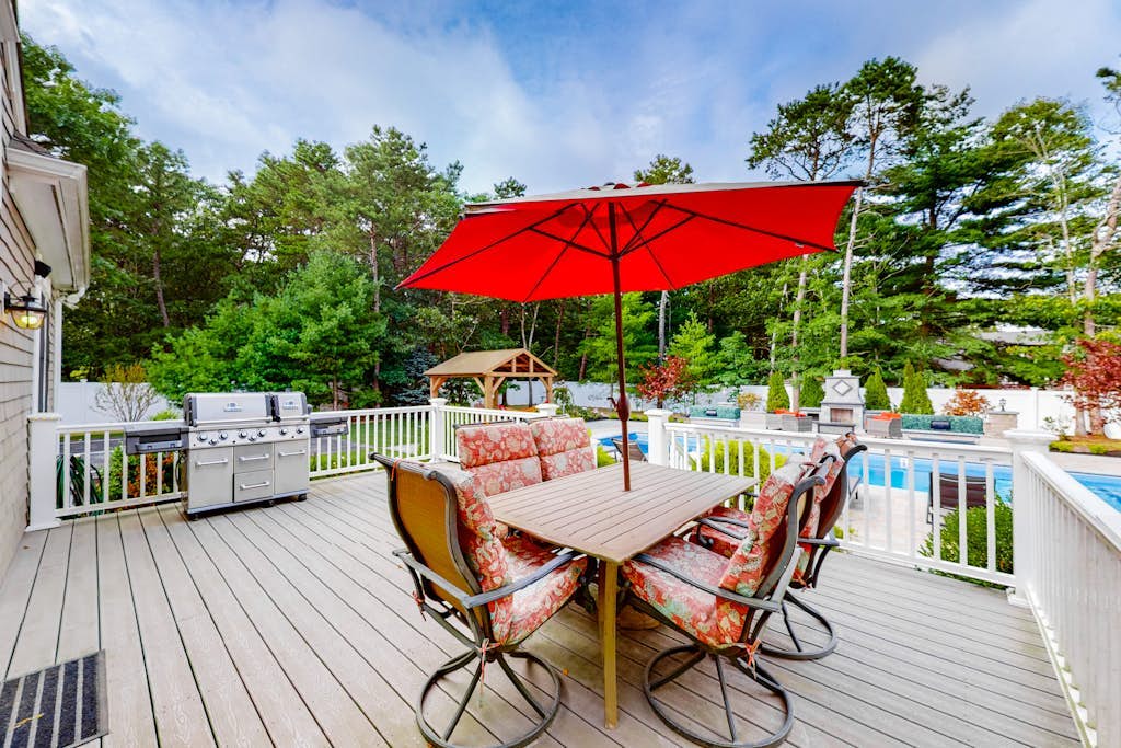 Modern home with dog-friendly yard, private pool/hot tub, pickleball & fast WiFi