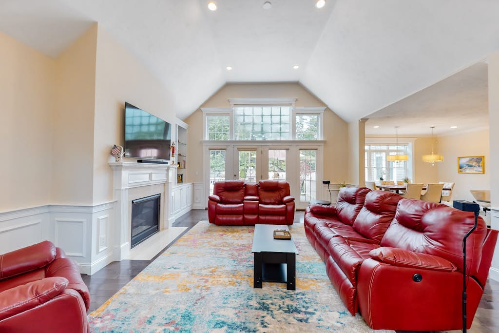 Modern home with dog-friendly yard, private pool/hot tub, pickleball & fast WiFi