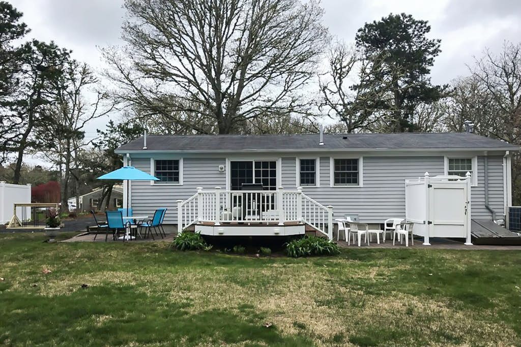 Charming ranch home with fast WiFi, central air conditioning, & a washer/dryer