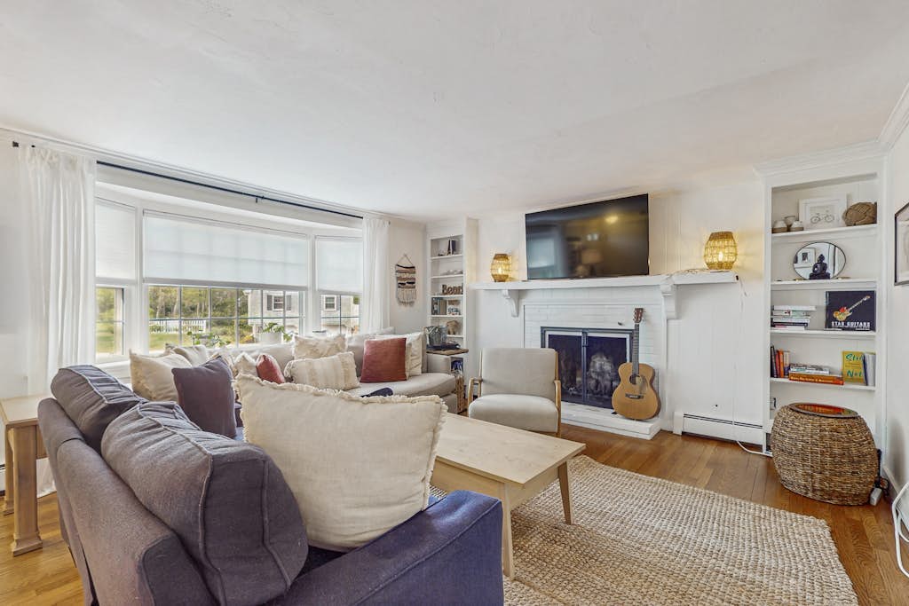 Fantastic home near town & beach with fast WiFi, lawn games, play station & more