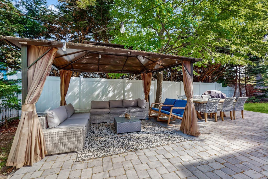 Fantastic home near town & beach with fast WiFi, lawn games, play station & more