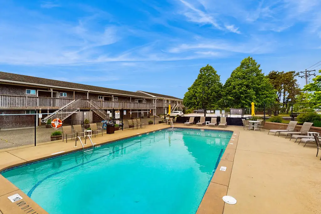 Large Studio with Patio and Pool