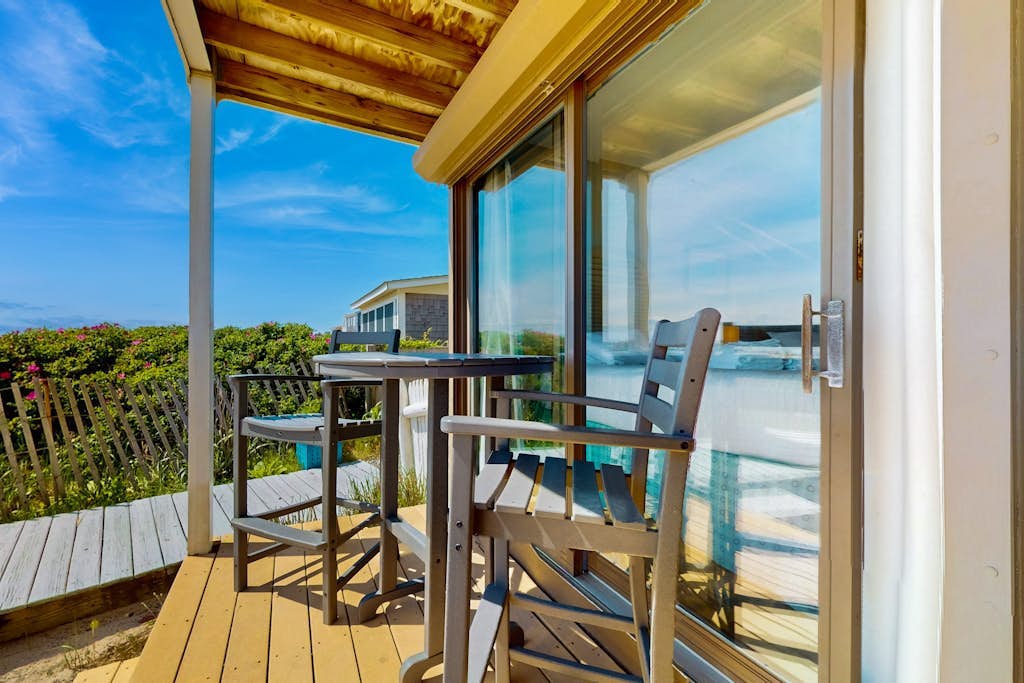 Oceanfront oasis with kitchenette, bay-view patio & AC - dog-friendly