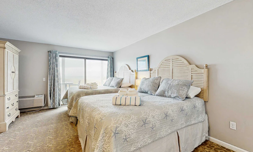 Oceanfront oasis with kitchenette, bay-view patio & AC - dog-friendly