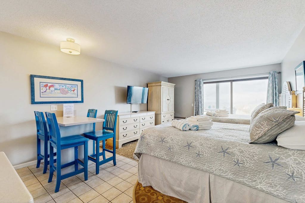 Oceanfront oasis with kitchenette, bay-view patio & AC - dog-friendly
