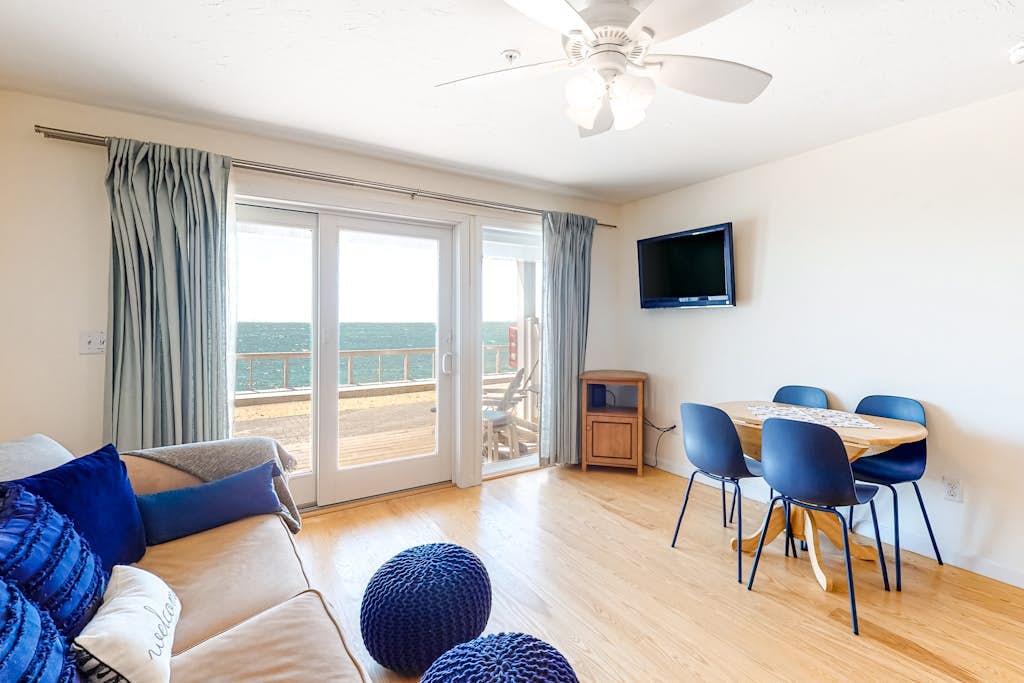 Bayfront, 2-Level Condo w/ Beach Access, 3 Decks, WiFi & Bay Views at Sunset