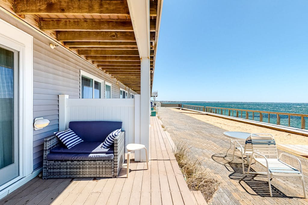 Bayfront, 2-Level Condo w/ Beach Access, 3 Decks, WiFi & Bay Views at Sunset