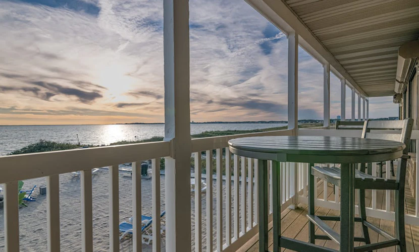 Oceanfront hideaway with full kitchen, AC, sunrise-view balcony