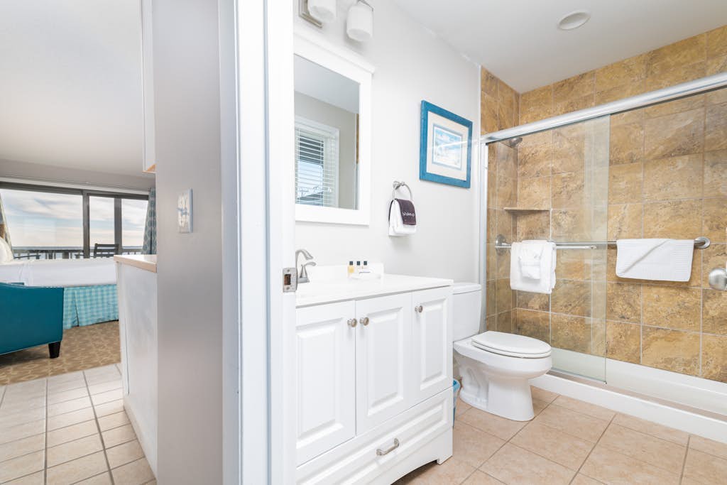 Oceanfront hideaway with full kitchen, AC, sunrise-view balcony