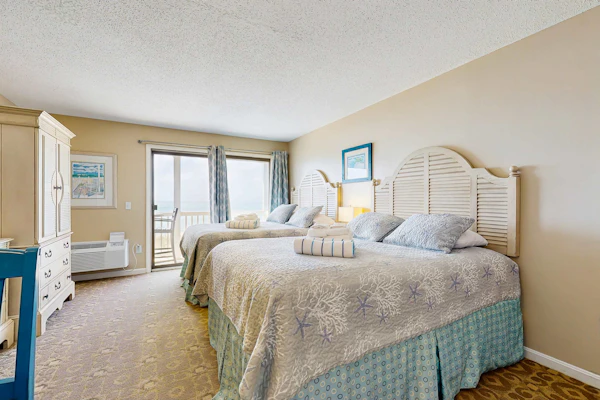 Oceanfront hideaway with full kitchen, AC, sunrise-view balcony