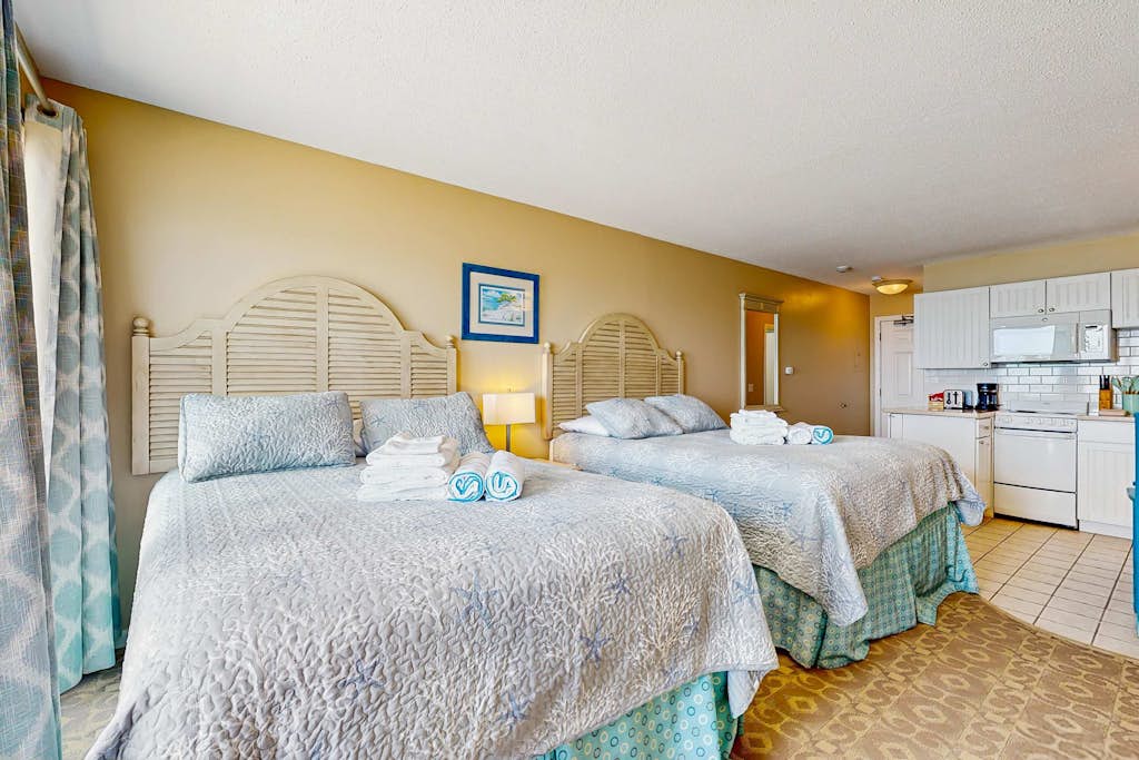 Oceanfront hideaway with full kitchen, AC, sunrise-view balcony