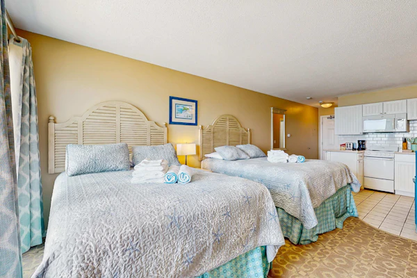 Oceanfront hideaway with full kitchen, AC, sunrise-view balcony