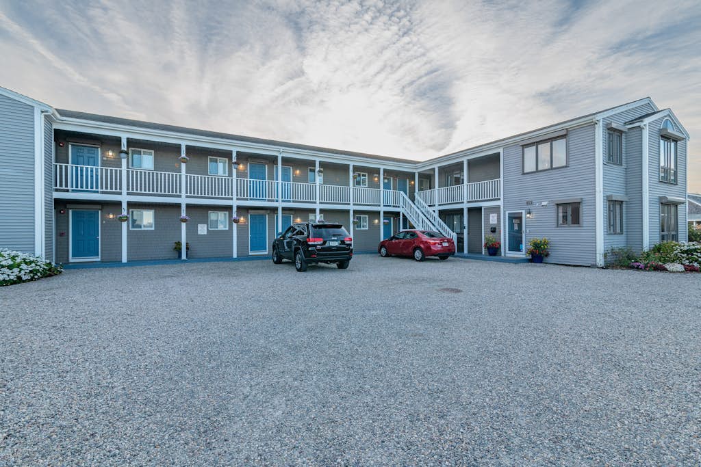 Oceanfront hotel suite at beachfront Sandbars Inn with balcony, AC & firepit