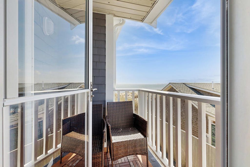 Oceanfront hotel suite at beachfront Sandbars Inn with balcony, AC & firepit